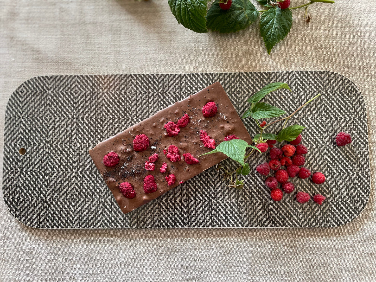 9. Medelpadschoklad -mjölkchoklad med hallon, lakrits och flingsalt