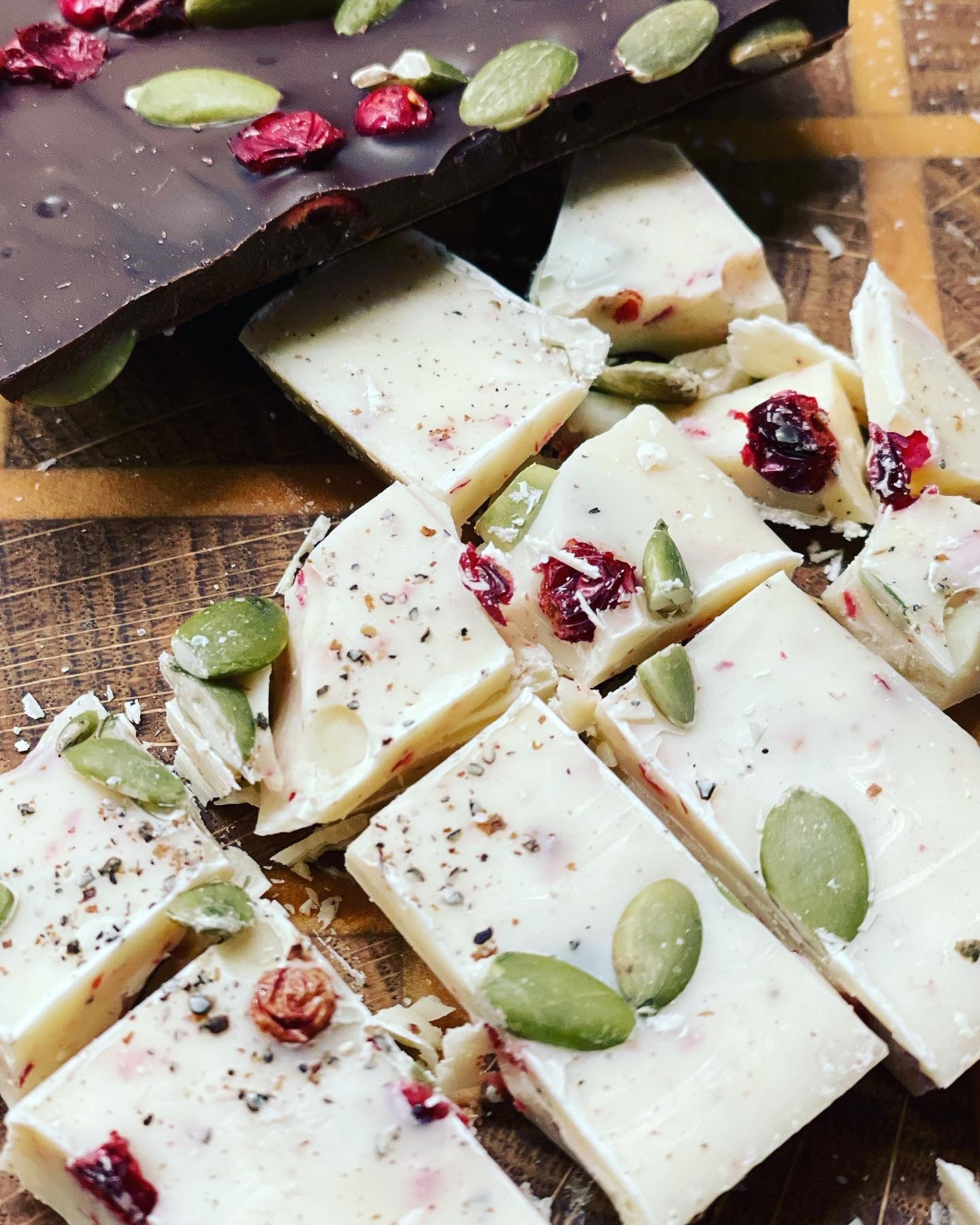 10. Medelpadschoklad- vit choklad med lingon, kardemumma och pumpafrön